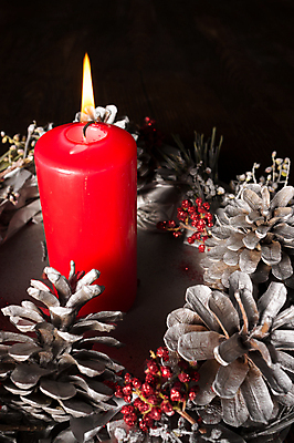 포토 JPG 해외이미지 전통 크리스마스 촛불 사람없음 장식 빨간색 세로 빛 오브젝트 문학 솔방울 수공예품 정물화 핸드메이드 해외202004 해외포토 기념일 컬러 초 공예품 그림 파일형식 이미지허브