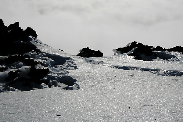 포토 JPG 해외이미지 여행 겨울 자국 하늘 산 풍경 사람없음 파란색 빛 얼음 이탈리아 트래킹 바위 흰색 분위기 정상 고도 천장 화산 엽서 스키선수 분화구 용암 천국 흐림 석호 절정 제설기 해외202004 해외포토 자연요소 계절 유럽 컬러 컨셉 레저 날씨 운동선수 돌_바위 편지 제설 파일형식 이미지허브