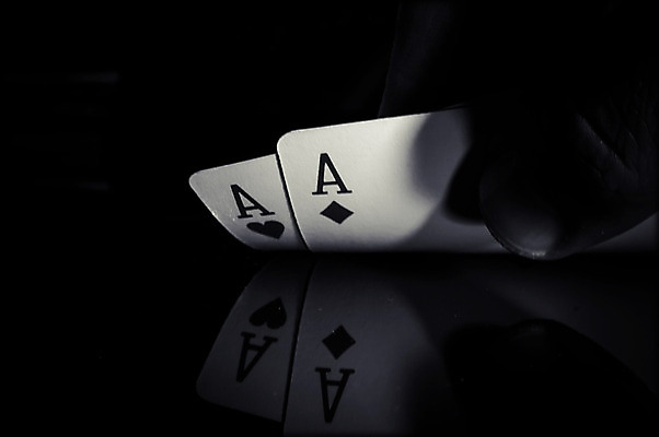 포토 JPG 해외이미지 손 남자 백그라운드 컨셉 돈 장난 손가락 놀이 성공 종류 사람 사람없음 숫자 반사 검은색 게임 하트 잡기 우승 쌍 속임수 신용카드 4 행운 재산 도박 위험 갑판 카지노 클럽 기회 다이아몬드 A 포커 라스베가스 승자 에이스 카피스페이스 해외202004 해외포토 모양 문자 알파벳 컬러 배_교통 모션 신체부위 금융 공백 최고 트럼프 보석 파일형식 이미지허브