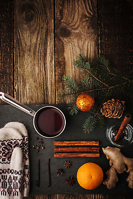 포토 JPG 해외이미지 음료 크리스마스 겨울 오렌지 유리 탁자 휴가 새해 기념 요리 사람없음 목재 빨간색 세로 초록색 세트 금속 와인 어둠 소나무 뜨거움 항아리 양념 사발 혼합 준비 난방 후추 모음 생강 전나무 원뿔 꼬투리 바닐라 시나몬 뱅쇼 해외202004 손모아장갑 해외포토 도형 나무 계절 기념일 컬러 가구 장갑 채소 과일 재료 재질 주류 한글 도자기 사기그릇 향신료 파일형식 이미지허브