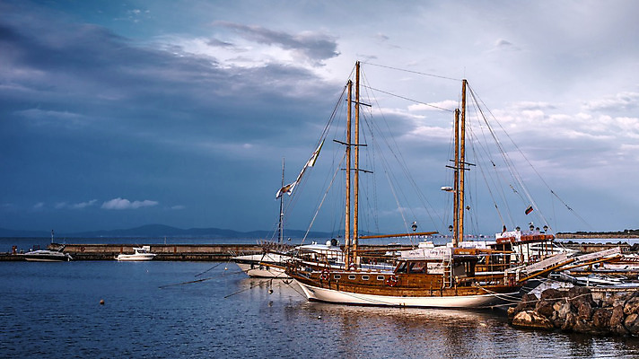 포토 JPG 해외이미지 구름 유럽 도로 벽 바다 섬 여행 건축양식 하늘 호텔 휴가 풍경 사람없음 야외 여름 산책로 골동품 도시 보트 성 역사 재산 박물관 휴양지 구시가지 불가리아 해외202004 해외포토 자연요소 건축물 계절 건축 나라 길 배_교통 교통시설 숙소 금융 장소 파일형식 남유럽 이미지허브