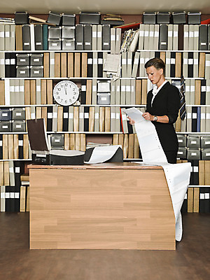 포토 JPG 해외이미지 직업 여자 종이 시계 실내 표정 한명 정장 사무실 독서 업무 비즈니스우먼 바쁨 폴더 바인더 심각 해외202004 해외포토 1 옷 컨셉 비즈니스 사람 내부 사무용품 작업 직장인 파일 파일형식 이미지허브