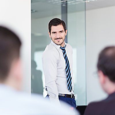 포토 JPG 해외이미지 직업 행복 여유 회사 비즈니스 사업가 통신 관계 성공 아이디어 직장 설명 한명 사람 사무실 업무 비즈니스맨 자신감 그룹 결합 토론 종업원 동료 직원 상담 경영자 리더 경영 프로젝트 콜라보레이션 브레인스토밍 해외202004 해외포토 1 남자 감정 컨셉 모션 작업 직장인 파일형식 이미지허브