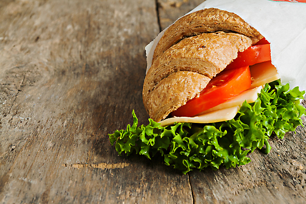 포토 JPG 해외이미지 토마토 채소 치즈 실내 사람없음 종이봉투 크루아상 담기 나무배경 해외202004 크루아상샌드위치 해외포토 빵 백그라운드 모션 봉투 유제품 샌드위치 내부 파일형식 이미지허브