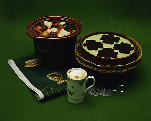 포토 JPG 해외이미지 그릇 음료 음식 주방용품 휴가 디저트 사람없음 컵 초록색 케이크 축하 맛 냅킨 전국 해외202004 해외포토 식기 컬러 생활용품 컨셉 파일형식 이미지허브