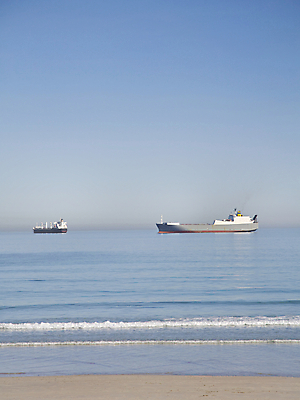 포토 JPG 해외이미지 산업 모래 파도 바다 비즈니스 교통시설 아프리카 하늘 항해 사람없음 물 파란색 항구 화물 보트 상품 큼 컨테이너 망토 무역 함선 해군 지역 포트 타운 남쪽 로딩 수입 채널 해외202004 해외포토 자연요소 나라 컬러 교통 배_교통 군대 운송업 도시 크기 방향 시설 파일형식 이미지허브