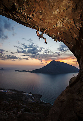 포토 JPG 해외이미지 전신 구름 남자 바다 섬 하늘 매달리기 한명 성인 야외 옆모습 잡기 야간 암벽 오르기 암벽등반 암벽등반가 성인남자한명만 해외202004 해외포토 자연요소 1 뷰포인트 모션 사람 등산 남자한명만 성인남자만 파일형식 이미지허브