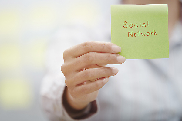 포토 JPG 해외이미지 직업 1 손 여자 종이 스티커 회사 비즈니스 텍스트 통신 성공 직장 실내 한명 사람 신체부위 가로 초록색 사무실 쪽지 기록 작업 비즈니스우먼 메시지 연결 심플 커뮤니티 공지사항 소셜미디어 어려움 조언 필기체 해외202004 해외포토 문자 컬러 컨셉 내부 직장인 파일형식 이미지허브