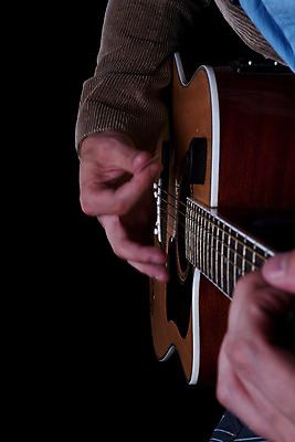 포토 JPG 해외이미지 남자 악기 검은배경 기술 관리 한명 사람 음악가 기타 기타리스트 해외202004 해외포토 직업 1 음악 백그라운드 현악기 검은색 연주자 파일형식 이미지허브