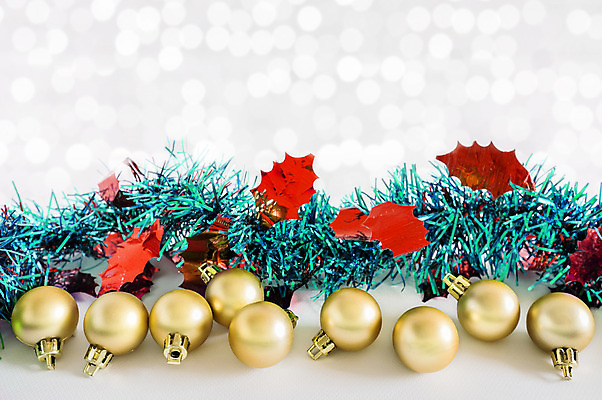 포토 JPG 해외이미지 전통 계절 백그라운드 크리스마스 겨울 공 휴가 새로움 새해 선물 사람없음 장식 가로 빨간색 초록색 장식볼 흰색 축하 인사 신용카드 황금 모서리 연도 보케 상록수 침엽수 원뿔 가문비나무 카피스페이스 해외202004 해외포토 도형 나무 기념일 컬러 컨셉 금융 공백 예절 파일형식 이미지허브