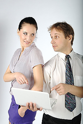 포토 JPG 해외이미지 라이프스타일 커플 응시 여자 남자 행복 여유 거실 비즈니스 사람 두명 노트북 컴퓨터 독서 쌓기 방 자유 업무 작업 리빙 무료 해외202004 해외포토 시선 감정 컨셉 관계 모션 생활 전자제품 파일형식 이미지허브