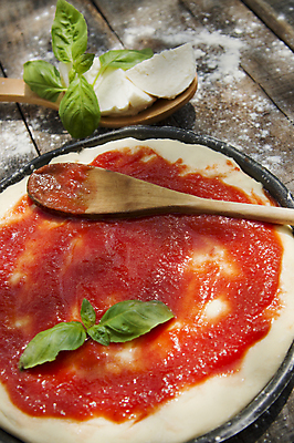 포토 JPG 해외이미지 접시 피자 실내 사람없음 반죽 바르기 밀가루 바질 토마토소스 나무숟가락 나무탁자 모짜렐라치즈 해외202004 해외포토 식기 모션 탁자 치즈 패스트푸드 서양음식 내부 숟가락 소스_음식 가루 파일형식 이미지허브