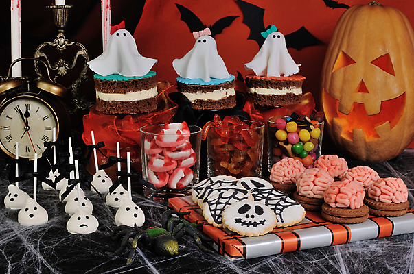 포토 JPG 해외이미지 검은배경 디저트 잔 실내 사탕 사람없음 쿠키 할로윈 자명종 박쥐 젤리 잭오랜턴 케익칼 해외202004 해외포토 식기 음식 시계 백그라운드 포유류 내부 검은색 알람 칼 파일형식 이미지허브