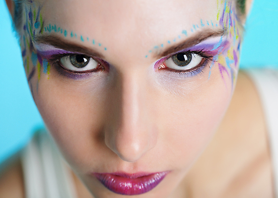 포토 JPG 해외이미지 응시 시선 여자 청소년 미술 한명 성인 파란색 컬러풀 유행 속눈썹 시력 바디페인팅 페이스페인팅 해외202004 해외포토 1 컬러 문화예술 사람 눈썹 파일형식 이미지허브