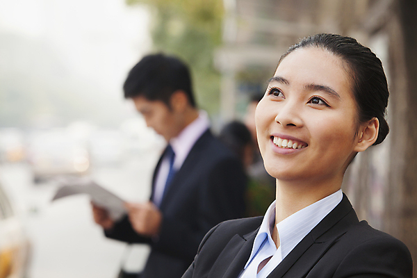 포토 JPG 해외이미지 여자 행복 회사 비즈니스 자동차 성공 거리 서기 웃음 정장 20대 야외 두명 아웃포커스 가로 컬러풀 독서 중국 성장 비즈니스맨 비즈니스우먼 옷입기 베이징 시티라이프 염원 해외202004 해외포토 라이프스타일 옷 남자 감정 아시아 육상교통 컬러 컨셉 모션 촬영기법 표정 사람 청년 직장인 파일형식 이미지허브