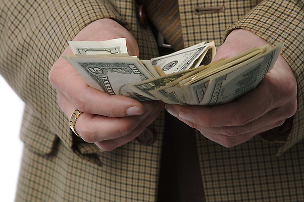 포토 JPG 해외이미지 남자 돈 비즈니스 손가락 관리 정장 사람없음 판매 달러 잡기 재산 구매 투자 결제 빚 계좌 카운트 해외202004 해외포토 손 옷 모션 사람 금융 경제 쇼핑 파일형식 이미지허브