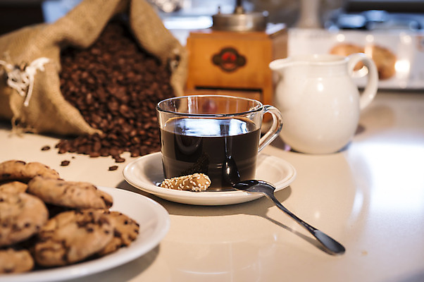 포토 JPG 해외이미지 전통 커피 음료 음식 가방 재료 아침 콩 실내 사람없음 쿠키 카페 골동품 굽기 삼베 자루 그라인더 방앗간 모카 카페인 해외202004 해외포토 주간 잡화 디저트 곡류 내부 상점 구이 커피용품 파일형식 천_직물 이미지허브