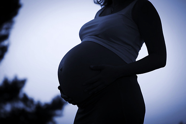 포토 JPG 해외이미지 백인 손 여자 행복 신체 가족 포옹 엄마 새로움 건강 사랑 서기 사람 사람없음 희망 침묵 임산부 임신 만지기 터치 육아 흰색 아기 잡기 기다림 예측 피부 준비 팔 고립 돌봄 해외202004 해외포토 서양인 감정 컬러 컨셉 관계 안기 모션 신체부위 소리 파일형식 이미지허브