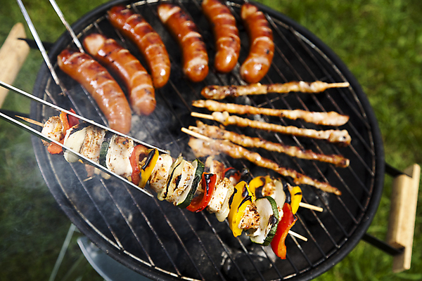 포토 JPG 해외이미지 주간 육류 요리 사람없음 야외 파티 정원 꼬치 연기 그릴 바비큐 굽기 꼬치구이 소시지구이 해외202004 해외포토 자연요소 음식 식재료 주방용품 이벤트 소시지 구이 파일형식 이미지허브