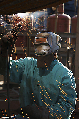 포토 JPG 해외이미지 남자 실내 한명 들기 상반신 성인 앞모습 옆모습 빛 업무 불똥 용접 용접공 용접기 용접마스크 철강 성인남자한명만 해외202004 해외포토 직업 1 뷰포인트 모션 마스크 사람 내부 작업 남자한명만 성인남자만 파일형식 이미지허브