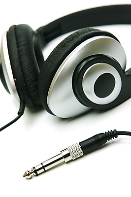 포토 JPG 해외이미지 음악 사람없음 스마트폰 세트 머리 검은색 헤드폰 장비 흰색 쌍 플러그 볼륨 자르기 전화기 오브젝트 귀 오디오 잭 고립 해외202004 해외포토 컬러 음향기기 모션 문화예술 신체부위 전자제품 핸드폰 스마트기기 파일형식 이미지허브