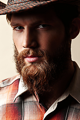 포토 JPG 해외이미지 스튜디오촬영 백인 1 라이프스타일 응시 유럽 수염 한명 서기 사람 성인 울타리 유행 기댐 목장 자신감 카우보이 카우보이모자 스타일 그루밍족 해외202004 해외포토 서양인 모자_잡화 시선 감정 나라 모션 실내 생활 담장 뷰티 파일형식 이미지허브