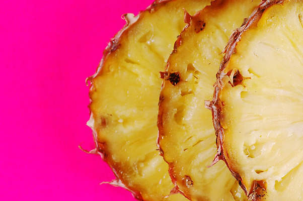 포토 JPG 해외이미지 식물 음식 조각 백그라운드 잎 다이어트 과일 디저트 그림자 사람없음 초록색 노란색 껍질 흰색 신선 최고 원형 달콤 맛 먹기 파인애플 오브젝트 만족 유기농 질감 하와이 내추럴 고립 짠맛 해외202004 해외포토 도형 웰빙 감정 컬러 컨셉 모션 건강 미국 열대과일 파일형식 이미지허브