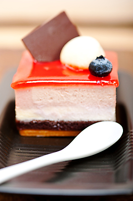 포토 JPG 해외이미지 디저트 실내 사람없음 아웃포커스 숟가락 블루베리 딸기맛 무스케이크 해외202004 해외포토 음식 과일 딸기 촬영기법 수저 내부 케이크 맛 파일형식 이미지허브