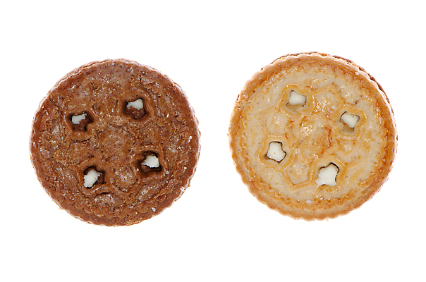 포토 JPG 해외이미지 디저트 실내 사람없음 쿠키 두개 달콤 흰배경 샌드 초코맛 해외202004 해외포토 음식 백그라운드 2 내부 초콜릿 흰색 맛 파일형식 이미지허브