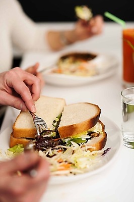 포토 JPG 해외이미지 라이프스타일 접시 여자 남자 음식 백그라운드 포크 2 다이어트 채소 탁자 함께함 샌드위치 건강 앉기 사람없음 물 식당 저녁식사 주스 햄버거 흰색 잡기 아내 칼 먹기 배고픔 양배추 칼로리 점심식사 블러 채식주의자 해외202004 해외포토 자연요소 식기 음료 컬러 가구 컨셉 모션 패스트푸드 사람 생활 상점 식사 채식 파일형식 이미지허브