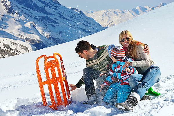 포토 JPG 해외이미지 주간 라이프스타일 여자 남자 행복 아들 어린이 겨울 가족 엄마 휴가 산 함께함 사랑 사람 앉기 소년 성인 야외 세명 설원 기쁨 추위 아빠 썰매 눈썰매장 해외202004 해외포토 자연요소 계절 감정 컨셉 관계 모션 눈_날씨 생활 파일형식 이미지허브