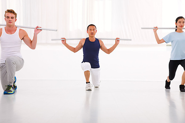 포토 JPG 해외이미지 라이프스타일 웰빙 스포츠 포즈 신체 바닥 함께함 실내 건강 성인 세명 친구 운동 힘 장비 회색 흰색 잡기 커튼 바 몸무게 결합 보디빌더 유연 연습 체육관 근육질 위치 역도 내추럴 셀프 어려움 업그레이드 해외202004 해외포토 컬러 컨셉 관계 모션 근육 사람 내부 생활 보디빌딩 몸매 파일형식 이미지허브