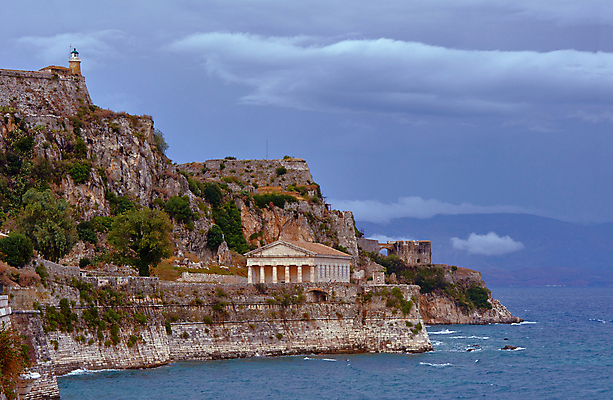 포토 JPG 해외이미지 구름 유럽 벽 바다 섬 요트 하늘 사람없음 건물 물 교회 항구 보트 성 그리스 언덕 베네치아 코르푸 해외202004 해외포토 자연요소 건축물 나라 배_교통 종교건축 교통시설 이탈리아 파일형식 이미지허브