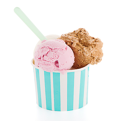 포토 JPG 해외이미지 아이스크림 실내 사람없음 숟가락 줄무늬 달콤 종이컵 흰배경 담기 딸기맛 초코맛 컵아이스크림 해외202004 해외포토 백그라운드 무늬 모션 딸기 디저트 수저 내부 컵 초콜릿 흰색 맛 일회용 파일형식 이미지허브