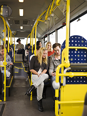 포토 JPG 해외이미지 백인 직업 캐릭터 여자 남자 교통수단 통신 교통시설 청소년 커뮤니케이션 버스 사람 여러명 스마트폰 기차 표현 시간 속도 출퇴근 해외202004 해외포토 서양인 육상교통 다수 교통 비즈니스 대중교통 핸드폰 스마트기기 시설 파일형식 이미지허브