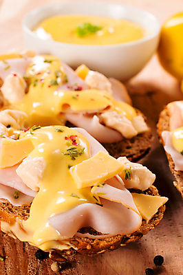 포토 JPG 해외이미지 전통 접시 음식 빵 조각 탁자 치즈 샌드위치 건강 마늘 육류 사람없음 목재 초록색 노란색 식당 다이어리 어둠 이탈리아 추위 껍질 흰색 신선 고명 맛 애피타이저 먹기 크림 유기농 올리브 햄 서빙 마요네즈 미니 브루스케타 우수 전문 타르트 해외202004 해외포토 나무 식기 웰빙 열매 유럽 컬러 가구 컨셉 채소 식재료 재료 모션 유제품 상점 사무용품 소스_음식 절기 파이_빵 파일형식 이미지허브