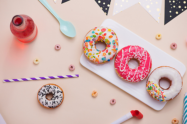 포토 JPG 해외이미지 접시 음료 실내 빨대 사람없음 하이앵글 숟가락 도넛 달콤 병 시리얼 가랜드 코끼리피리 베이지색배경 해외202004 해외포토 식기 음식 뷰포인트 백그라운드 디저트 수저 내부 맛 이벤트용품 파티용품 베이지색 파일형식 이미지허브