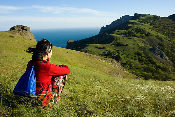 포토 JPG 해외이미지 바다 여행 자연 휴가 산 한명 야외 여행객 봄 하이킹 자유 허브 언덕 백패커 스텝 하이커 해외202004 해외포토 식물 1 계절 컨셉 레저 사람 생태계 파일형식 이미지허브