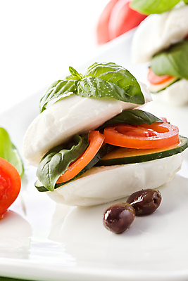 포토 JPG 해외이미지 빵 다이어트 토마토 오이 샌드위치 건강 사람없음 빛 우유 신선 최고 맛 슬라이스 바질 폭식 모짜렐라치즈 스터핑 카프레제 해외202004 해외포토 음식 컨셉 채소 치즈 유제품 샐러드 파일형식 이미지허브