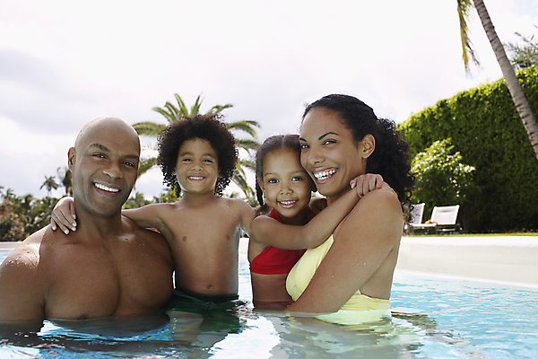 포토 JPG 해외이미지 주간 여자 남자 수영복 딸 아들 여유 어린이 가족 엄마 수영장 미소 소녀 소년 여러명 상반신 성인 야외 앞모습 옆모습 아웃포커스 여름 여름휴가 바캉스 야자수 아빠 어깨에손 해외202004 해외포토 자연요소 나무 옷 계절 감정 뷰포인트 다수 관계 모션 휴가 촬영기법 표정 사람 파일형식 여름_계절이미지허브