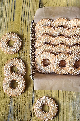 포토 JPG 해외이미지 종이 음식 백그라운드 2 탁자 휴가 디저트 쟁반 사람없음 목재 노란색 쌓기 바구니 쿠키 화환 흰색 시골 원형 그룹 달콤 설탕 다발 뿌리기 소금 코코넛 흙더미 페스츄리 많음 카피스페이스 해외202004 해외포토 도형 나무 꽃 빵 컬러 가구 컨셉 과일 재료 모션 흙 공백 맛 파일형식 더미 이미지허브