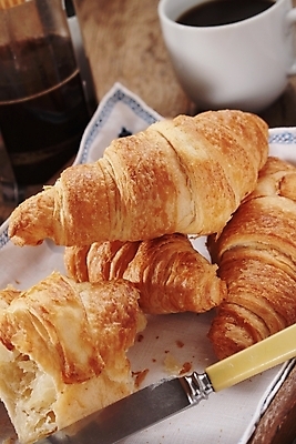 포토 JPG 해외이미지 커피 음식 탁자 쟁반 사람없음 신선 아침식사 굽기 대륙 페스츄리 해외202004 해외포토 음료 빵 가구 식사 구이 파일형식 이미지허브