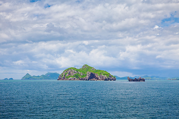 포토 JPG 해외이미지 구름 파도 바다 섬 여행 태국 자연 하늘 날씨 휴가 휴식 산 풍경 사람없음 야외 초록색 물 여름 파란색 컬러풀 바위 만 서핑 장면 내추럴 이국적 해외202004 해외포토 자연요소 계절 아시아 컬러 컨셉 돌_바위 수상스포츠 생태계 파일형식 이미지허브