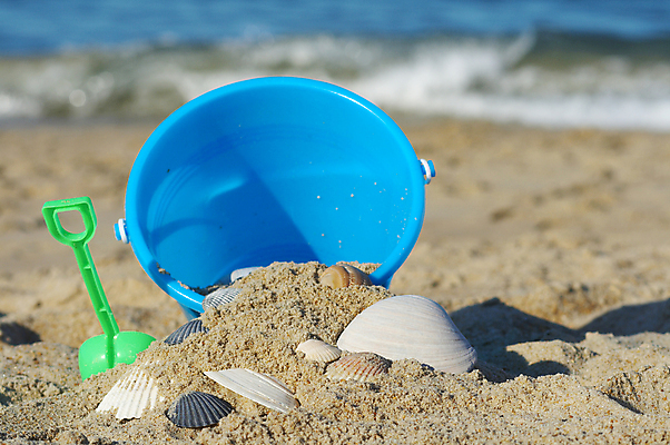 포토 JPG 해외이미지 모래 바다 분홍색 섬 여행 백그라운드 놀이 휴가 조개 해변 사람없음 야외 컬러풀 장난감 껍질 플라스틱 삽 양동이 장면 땅파기 해외202004 해외포토 컬러 재질 어패류 파일형식 이미지허브