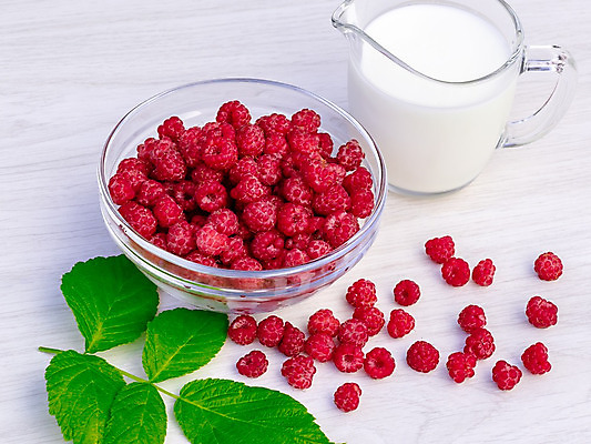 포토 JPG 해외이미지 열매 음식 분홍색 백그라운드 잎 다이어트 과일 재료 유리 탁자 디저트 건강 사람없음 목재 빨간색 컬러풀 우유 흰색 신선 사발 달콤 맛 아침식사 상품 유혹 설탕 먹기 크림 유기농 산딸기 요거트 무스 해외202004 해외포토 나무 식물 웰빙 컬러 가구 컨셉 모션 재질 유제품 식사 사기그릇 파일형식 이미지허브