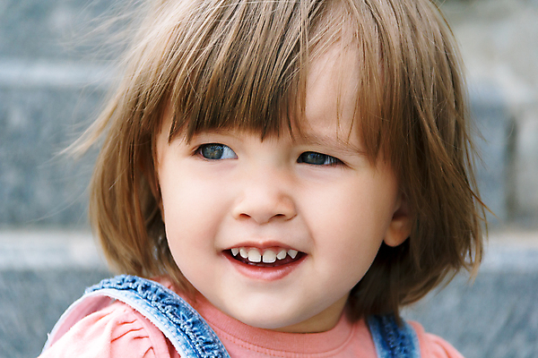 포토 JPG 해외이미지 백인 1 여자 유럽 어린이 2 3 한명 미소 가로 금발 흰색 아기 해외202004 해외포토 서양인 헤어스타일 나라 컬러 표정 사람 파일형식 이미지허브