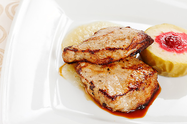 포토 JPG 해외이미지 접시 음식 과일 부분 따뜻함 건강 육류 돼지고기 스테이크 요리 사람없음 노란색 식사 저녁식사 소고기 신선 고명 체리 그릴 사과 바비큐 자르기 굽기 슬라이스 후추 점심식사 핸드메이드 해외202004 해외포토 식기 컬러 식재료 모션 주방용품 서양음식 구이 향신료 파일형식 이미지허브