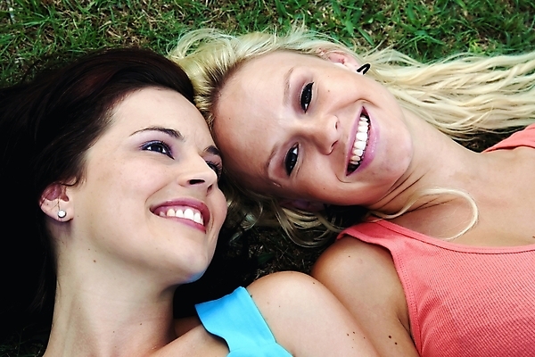 포토 JPG 해외이미지 백인 라이프스타일 응시 계절 공원 여자 행복 관계 자연 갈색머리 함께함 사람 성인 야외 두명 초록색 파란색 친구 금발 봄 우정 기쁨 복숭아 거짓말 해외202004 해외포토 서양인 헤어스타일 시선 공공시설 감정 컬러 컨셉 과일 생활 생태계 파일형식 이미지허브