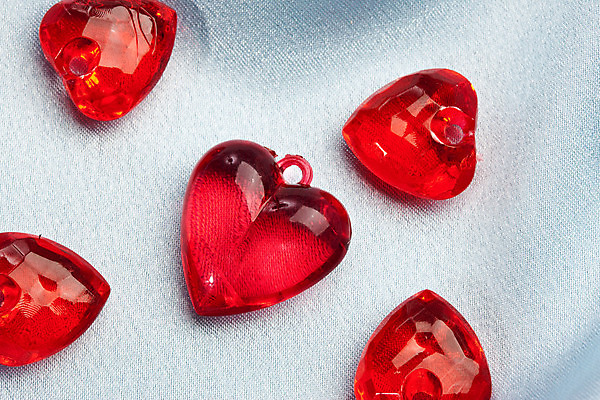 포토 JPG 해외이미지 백그라운드 목걸이 유리 휴가 발렌타인데이 사람없음 장식 빨간색 하트 해외202004 해외포토 모양 컬러 장신구 데이이벤트 재질 파일형식 이미지허브