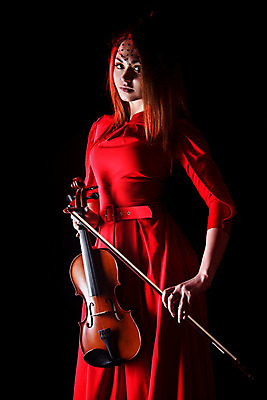 포토 JPG 해외이미지 백인 드레스 감정 줄 음악 백그라운드 노래 미술 한명 목재 빨간색 숫자 갈색 검은색 어둠 기쁨 음악가 흰색 기구 표현 잡기 막대기 클래식 날씬함 바이올린 열정 부드러움 바이올리니스트 교향곡 뮤지컬 스타일 해외202004 해외포토 서양인 나무 직업 문자 1 옷 컬러 컨셉 재료 모션 현악기 문화예술 사람 연주자 감각 몸매 파일형식 이미지허브